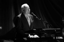 Britische Musiker Joe Jackson gastiert auf seiner "Four Decade"-Tour im Gloria Theater Köln (© Thomas Brill)