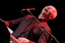 Britische Musiker Joe Jackson gastiert mit The Bigger Band auf seiner "The Duke"-Tour im Theater am Tanzbrunnen Köln (© Thomas Brill)
