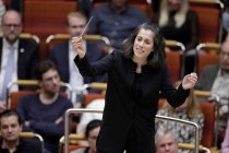 Französische Dirigentin Marie Jacquot leitet die Sächsische Staatskapelle Dresden in der Kölner Philharmonie (&copy; Thomas Brill)