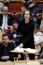 Französische Dirigentin Marie Jacquot leitet die Sächsische Staatskapelle Dresden in der Kölner Philharmonie (&copy; Thomas Brill)