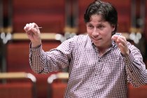 Amerikanische Dirigent Kristjan Järvi leitet das MDR Sinfonieorchester in der Philharmonie Köln (© Thomas Brill)