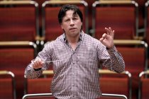 Amerikanische Dirigent Kristjan Järvi leitet das MDR Sinfonieorchester in der Philharmonie Köln (© Thomas Brill)