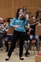 Deutsche Violinistin Sophia Jaffé gastiert in Begleitung des Rundfunk-Sinfonieorchester Berlin unter der Leitung des deutschen Dirigenten Marek Janowski in der Philharmonie Köln (© Thomas Brill)