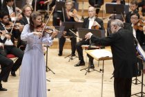Niederländische Violinistin Janine Jansen gastiert in Begleitung der Münchener Philharmoniker unter der Leitung des russischen Dirigenten Valery Gergiev in der Philharmonie Köln (© Thomas Brill)