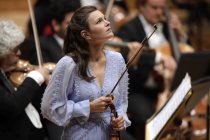 Niederländische Violinistin Janine Jansen gastiert in Begleitung der Münchener Philharmoniker unter der Leitung des russischen Dirigenten Valery Gergiev in der Philharmonie Köln (© Thomas Brill)