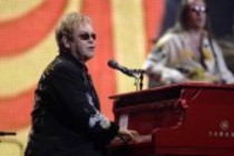 Britischer Pop-Sänger Elton John gastierte mit seiner Band auf seiner "The Red Piano"-Tour in der Lanxess-Arena Köln (&copy; Thomas Brill)