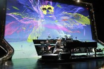 Britische Pop-Sänger Elton John gastierte mit seiner Band auf seiner "Farewell Yellow Brick Road"-Tour in der Arena Oberhausen (© Thomas Brill)
