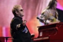 Britischer Pop-Sänger Elton John gastierte mit seiner Band auf seiner "The Red Piano"-Tour in der Lanxess-Arena Köln (&copy; Thomas Brill)