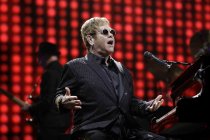 Britische Pop-Sänger Elton John gastierte mit seiner Band auf seiner "Wonderful Crazy Night"-Tour in der Lanxess-Arena Köln (© Thomas Brill)