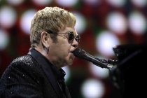 Britische Pop-Sänger Elton John gastierte mit seiner Band auf seiner "Wonderful Crazy Night"-Tour in der Lanxess-Arena Köln (© Thomas Brill)