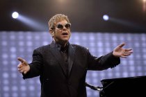 Britische Pop-Sänger Elton John gastierte mit seiner Band auf seiner "Wonderful Crazy Night"-Tour in der Lanxess-Arena Köln (© Thomas Brill)