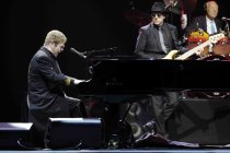 Britische Pop-Sänger Elton John gastierte mit seiner Band auf seiner "Wonderful Crazy Night"-Tour in der Lanxess-Arena Köln (© Thomas Brill)