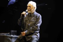 Walisischer Popsänger Tom Jones gastiert auf seiner "Come Gather Round"-Tour in der Lanxess Arena Köln (&copy; Thomas Brill)