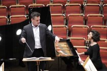 Schweizer Dirigent Philippe Jordan leitet die Wiener Symphoniker in Begleitung der georgischen Pianistin Khatia Buniatishvili in der Philharmonie Köln (© Thomas Brill)