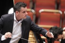 Schweizer Dirigent Philippe Jordan leitet die Wiener Symphoniker in Begleitung der georgischen Pianistin Khatia Buniatishvili in der Philharmonie Köln (© Thomas Brill)