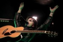 Kolumbianischer Sänger und Gitarrist Juanes gastiert auf seiner "unplugged"-Tour in der Live Music Hall Köln (© Thomas Brill)