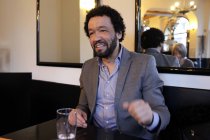 Deutsche Comedian und Buchautor Marius Jung im Interview über sein neues Buch "Singen können die alle! Handbuch für Negerfreunde" im Café Schmitz, Köln (© Thomas Brill)