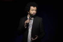 Deutsche Comedian Marius Jung moderiert die Schräg Of Show im Ersten Kölner Wohnzimmertheater Köln (© Thomas Brill)