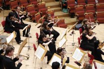 Amerikanische Pianist Kit Armstrong gastiert in Begleitung der Junge Deutsche Philharmonie unter der Leitung des deutschen Dirigenten André de Ridder in der Kölner Philharmonie (© Thomas Brill)