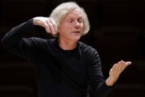 Deutscher Dirigent Konrad Junghänel leitet das Cantus Cölln in der Philharmonie Köln (© Thomas Brill)