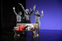 Sechzehn Jugendliche mit Migrationshintergrund führen das Musical "It’s a Jungle Out There" von und mit Planet Kultur im Depot 2 des Carlswerk Köln auf (© Thomas Brill)
