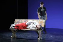 Sechzehn Jugendliche mit Migrationshintergrund führen das Musical "It’s a Jungle Out There" von und mit Planet Kultur im Depot 2 des Carlswerk Köln auf (© Thomas Brill)