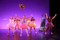 Sechzehn Jugendliche mit Migrationshintergrund führen das Musical "It’s a Jungle Out There" von und mit Planet Kultur im Depot 2 des Carlswerk Köln auf (© Thomas Brill)