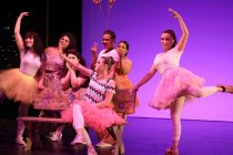 Sechzehn Jugendliche mit Migrationshintergrund führen das Musical "It’s a Jungle Out There" von und mit Planet Kultur im Depot 2 des Carlswerk Köln auf (© Thomas Brill)