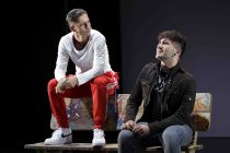 Sechzehn Jugendliche mit Migrationshintergrund führen das Musical "It’s a Jungle Out There" von und mit Planet Kultur im Depot 2 des Carlswerk Köln auf (© Thomas Brill)