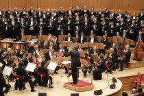 Der Kölner Männer-Gesang-Verein gastiert in Begleitung der Bergische Symphoniker unter der Leitung des österreichischen Dirigenten Bernhard Steiner mit ihrem Programm "Die Ödipus-Trilogie" in der Philharmonie Köln (© Thomas Brill)