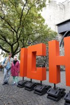 Deutsche Regisseure Angie Hiesl und Roland Kaiser im Interview über ihr neues Projekt "ICH.!!!-2025" auf dem Ebertplatz Köln (© Thomas Brill)