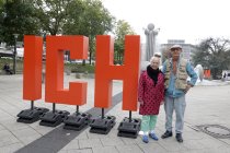 Deutsche Regisseure Angie Hiesl und Roland Kaiser im Interview über ihr neues Projekt "ICH.!!!-2025" auf dem Ebertplatz Köln (© Thomas Brill)