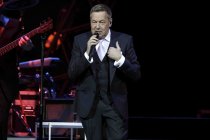 Deutscher Schlagersänger Roland Kaiser gastierte auf seiner "Auf den Kopf gestellt"-Tour in der Lanxess-Arena Köln (© Thomas Brill)