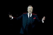 Deutscher Schlagersänger Roland Kaiser gastierte auf seiner "Perspektiven - Meine große Geburtstagstournee" in der Lanxess-Arena Köln (© Thomas Brill)