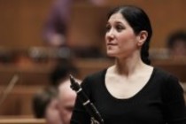 Israelische Klarinettistin Sharon Kam begleitet das Bergen Philharmonic Orchestra unter der Leitung des russischen Dirigenten Daniel Raiskin in der Philharmonie Köln (&copy; Thomas Brill)