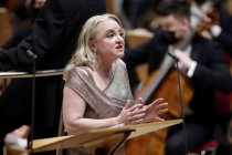 Die Sopranistin Natalie Karl singt in Begleitung der Nordwestdeutsche Philharmonie unter der Leitung des österreichischen Dirigenten Ernst Theis in der Kölner Philharmonie (© Thomas Brill)