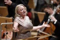 Die Sopranistin Natalie Karl singt in Begleitung der Nordwestdeutsche Philharmonie unter der Leitung des österreichischen Dirigenten Ernst Theis in der Kölner Philharmonie (© Thomas Brill)