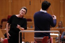 Bulgarischer Mezzosopran Vesselina Kasarova begleitet das Gürzenich-Orchester Köln unter der Leitung des amerikanischen Dirigenten James Gaffigan in der Philharmonie Köln (© Thomas Brill)