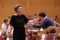 Bulgarischer Mezzosopran Vesselina Kasarova begleitet das Gürzenich-Orchester Köln unter der Leitung des amerikanischen Dirigenten James Gaffigan in der Philharmonie Köln (© Thomas Brill)