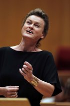 Bulgarischer Mezzosopran Vesselina Kasarova begleitet das Gürzenich-Orchester Köln unter der Leitung des amerikanischen Dirigenten James Gaffigan in der Philharmonie Köln (© Thomas Brill)