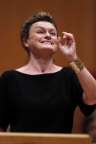 Bulgarischer Mezzosopran Vesselina Kasarova begleitet das Gürzenich-Orchester Köln unter der Leitung des amerikanischen Dirigenten James Gaffigan in der Philharmonie Köln (© Thomas Brill)