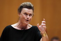 Bulgarischer Mezzosopran Vesselina Kasarova begleitet das Gürzenich-Orchester Köln unter der Leitung des amerikanischen Dirigenten James Gaffigan in der Philharmonie Köln (© Thomas Brill)