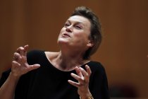 Bulgarischer Mezzosopran Vesselina Kasarova begleitet das Gürzenich-Orchester Köln unter der Leitung des amerikanischen Dirigenten James Gaffigan in der Philharmonie Köln (© Thomas Brill)