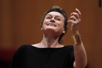 Bulgarischer Mezzosopran Vesselina Kasarova begleitet das Gürzenich-Orchester Köln unter der Leitung des amerikanischen Dirigenten James Gaffigan in der Philharmonie Köln (© Thomas Brill)