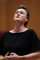 Bulgarischer Mezzosopran Vesselina Kasarova begleitet das Gürzenich-Orchester Köln unter der Leitung des amerikanischen Dirigenten James Gaffigan in der Philharmonie Köln (© Thomas Brill)