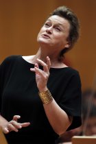Bulgarischer Mezzosopran Vesselina Kasarova begleitet das Gürzenich-Orchester Köln unter der Leitung des amerikanischen Dirigenten James Gaffigan in der Philharmonie Köln (© Thomas Brill)
