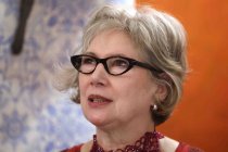 Leiterin des Senftöpfchen Theater Alexandra Franziska Kassen im Interview bezüglich des Live-Stream-Programm aus Anlass des 62 Geburtstags des Theaters im Senftöpfchen Theater Köln (© Thomas Brill)