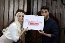 Deutsche Moderatoren Daniela Katzenberger und Eric Schroth präsentieren die „Traumhochzeit zum Schnäppchenpreis“ im Studio "diefarbenull" Köln (© Thomas Brill)