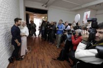 Deutsche Moderatoren Daniela Katzenberger und Eric Schroth präsentieren die „Traumhochzeit zum Schnäppchenpreis“ im Studio "diefarbenull" Köln (© Thomas Brill)
