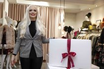 Deutsches Model und Schauspielerin Daniela Katzenberger bringt in „3 Boxen, dein Style“ frischen Wind in den Kleiderschrank von Frauen in der Boutique GIOIA Köln (© Thomas Brill)